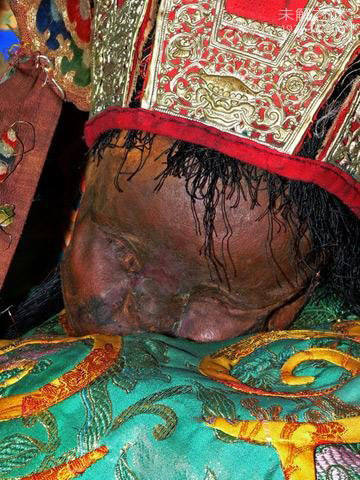 西藏吉祥天母千年不腐肉身之谜，至今头发和指甲仍在生长！