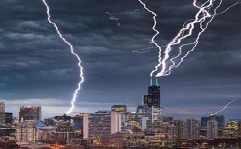 芝加哥向上闪电,四座摩天大楼向高空放电瞬间变白昼
