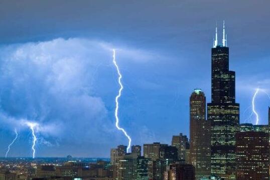 芝加哥向上闪电,四座摩天大楼向高空放电瞬间变白昼