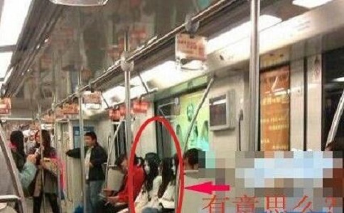 上海地铁美女僵尸出没，鲜血淋淋脸色苍白，乘客当场吓到