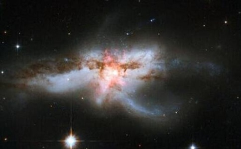 宇宙最恐怖景象，124亿年地方发生14个星系连环碰撞吞噬