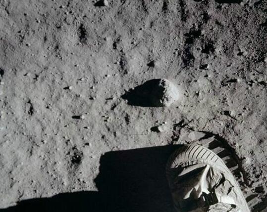 外星人就在月球背面！霍金再发警告阿波罗18号或许是真