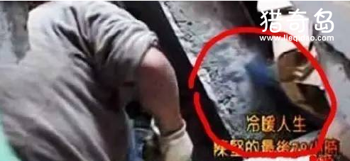四川地震中凤凰卫视拍摄到陈坚的半张蓝色人脸