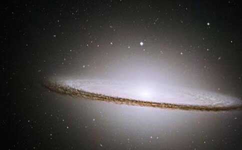 草帽星系之谜，草帽星系竟有一个大黑洞