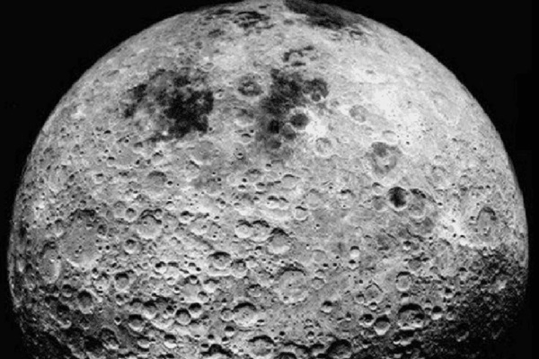 月球背面发现4个诡异黑点，阴影能证明外星人存在吗？