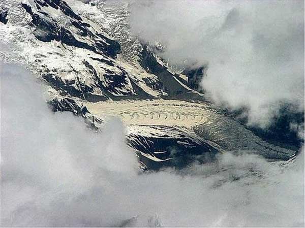 卫星拍到的真龙，西藏雪山出现真龙(实则冰川山脉)