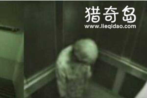 上海电梯闹鬼事件，鬼魂老奶奶尾随白衣青年(图)