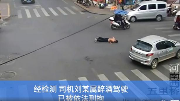 河南西峡县一男子醉驾红绿灯路口转圈，下车打‘醉拳’