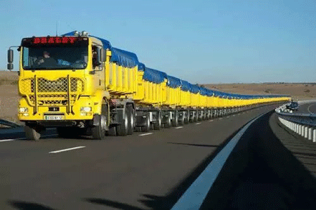 法国MILLAU拥有着世界上最长的卡车,真不知道司机是怎么开的？