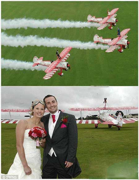 世界街上最大胆的婚礼,飞机机翼上完成的婚礼