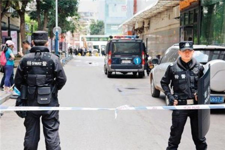 安徽持枪劫持人质事件,与警方街头僵持八个小时