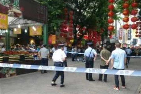 广州白云区网吧砍人案,两名年轻人砍伤民警