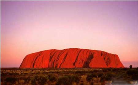 澳洲神石之谜,随机变换颜色的神秘巨石