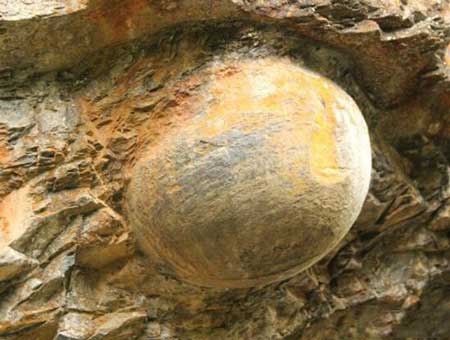贵州千年石崖产蛋之谜,石壁为什么会产蛋呢?