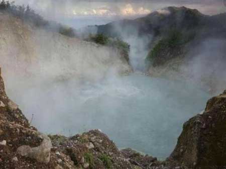 多米尼加沸水湖温度为什么如此高?湖水怎么会变成沸腾的水呢?