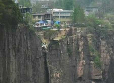世界上最危险的村庄,坐落于悬崖边上的村庄