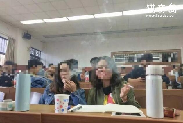 大学的烟草课程让学生在课堂上吸烟，以便更好地理解这门课