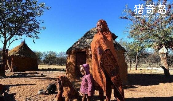 揭秘“500年前”非洲红泥部落：女人一生不洗澡红泥巴涂满全身