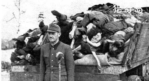 纳粹羞辱残杀妇女恐怖真实黑镜头：女人尸体成堆