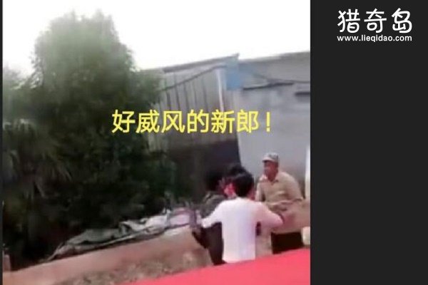 安徽泗县一男子婚礼现场当众殴打父亲，新娘上前劝阻被他一把推开